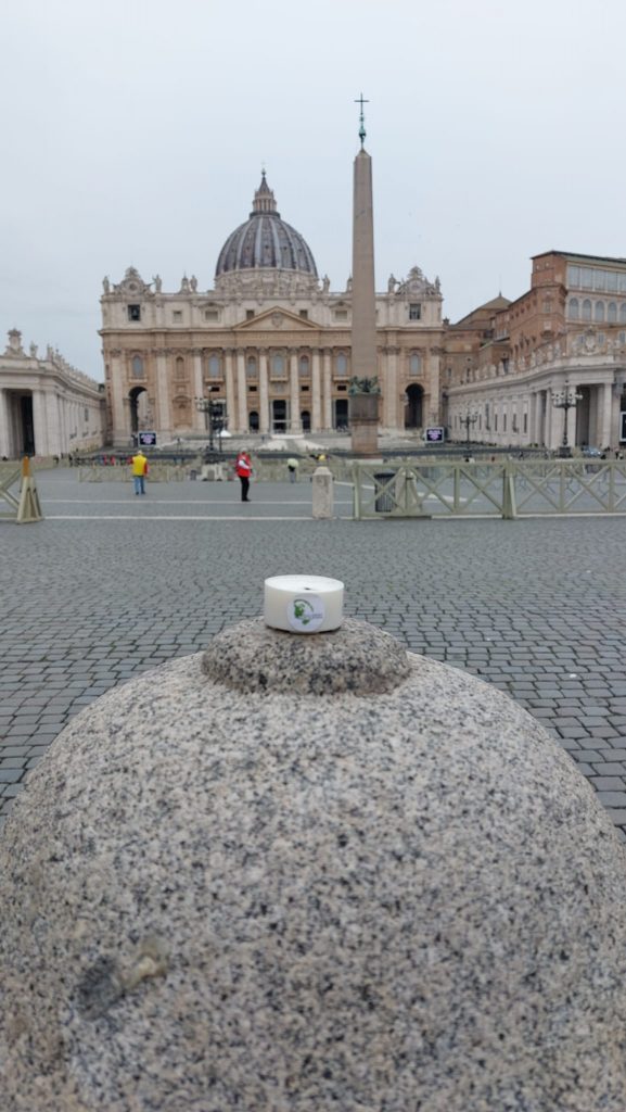 de brandende vlam op een steen vlak voor de Sint Pieter in Rome
